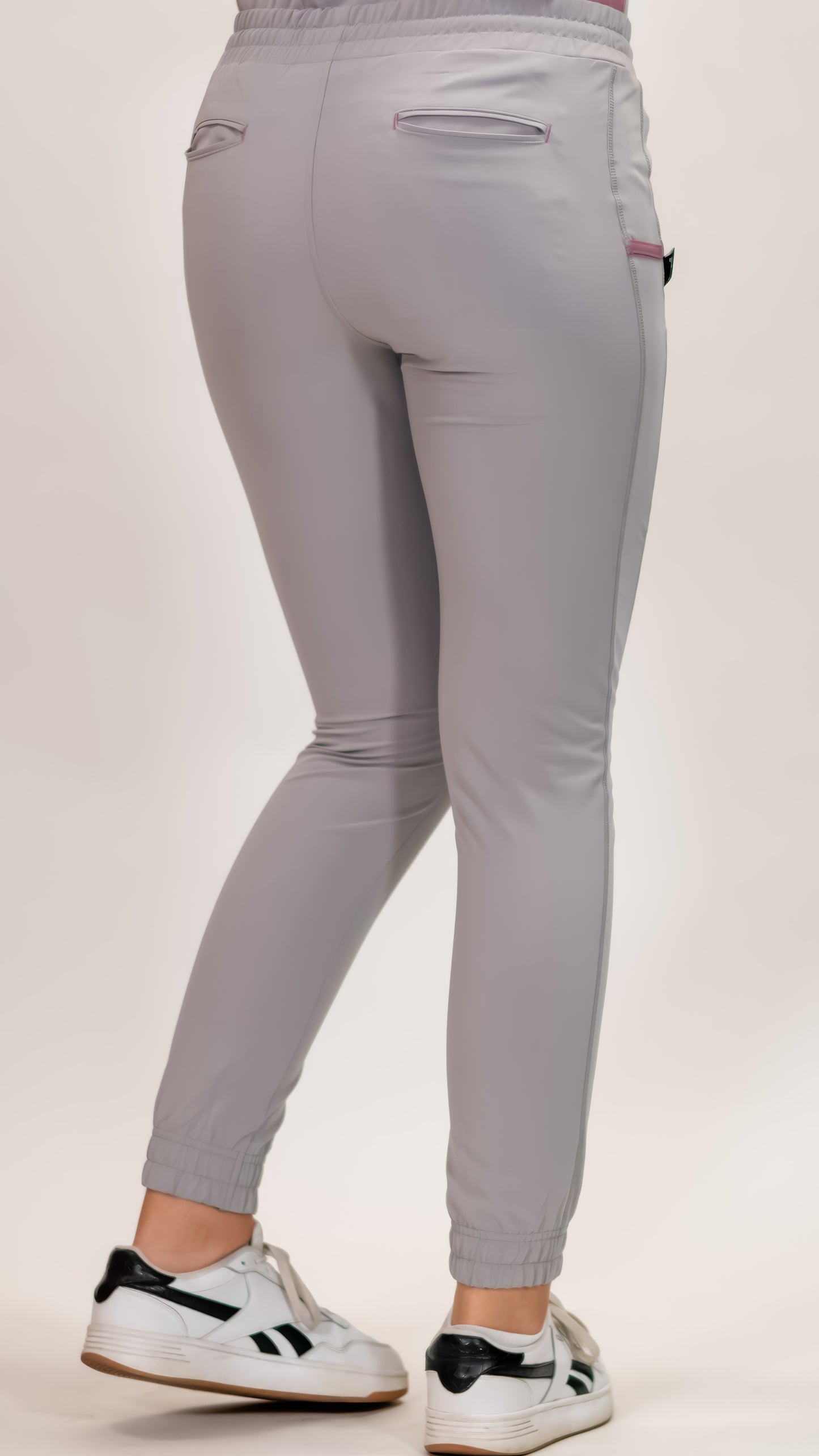 Jogger Quirúrgico Gris Perla Mujer, Scrubs Antifluido Est. 300