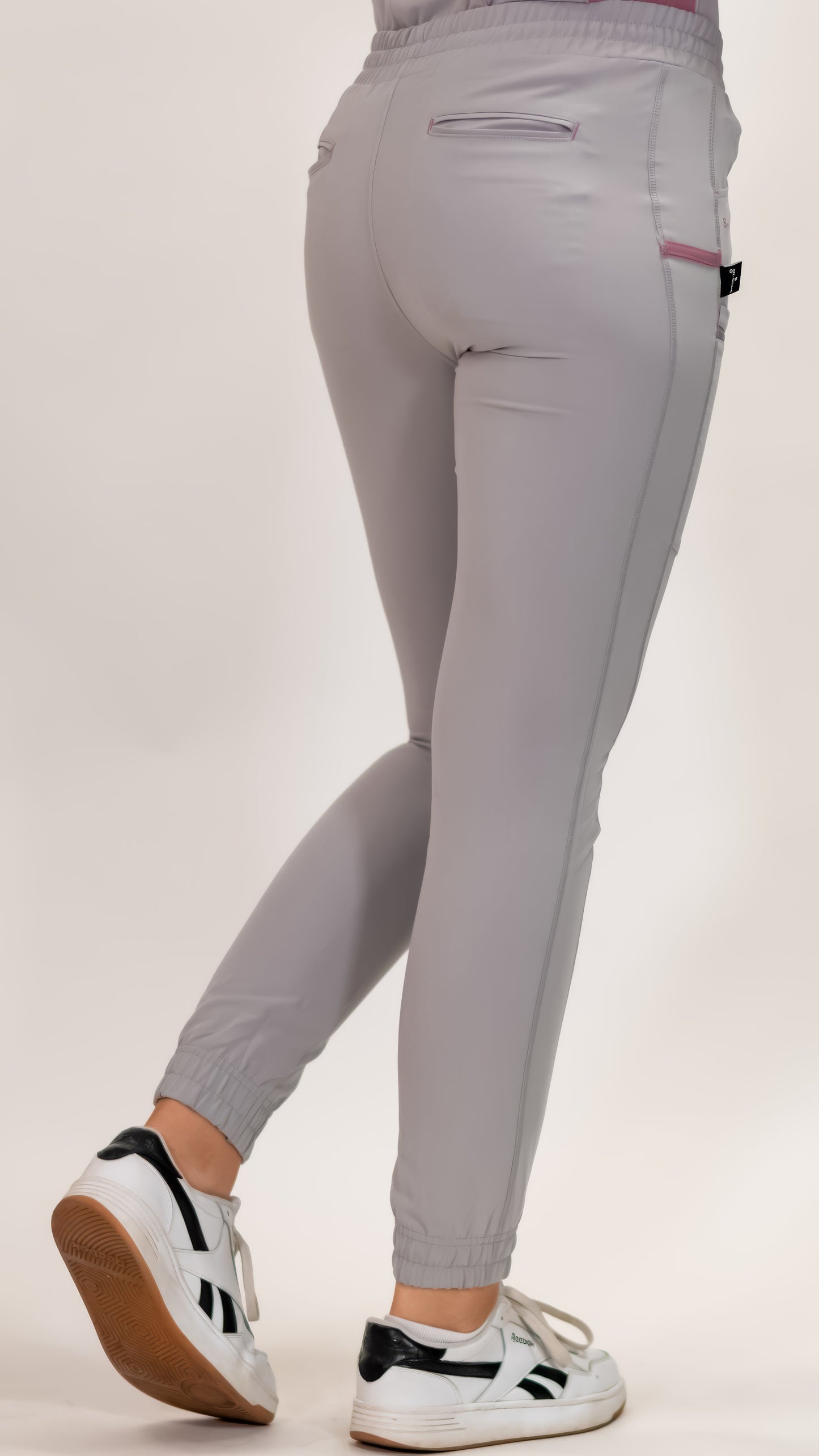 Jogger Quirúrgico Gris Perla Mujer, Scrubs Antifluido Est. 300