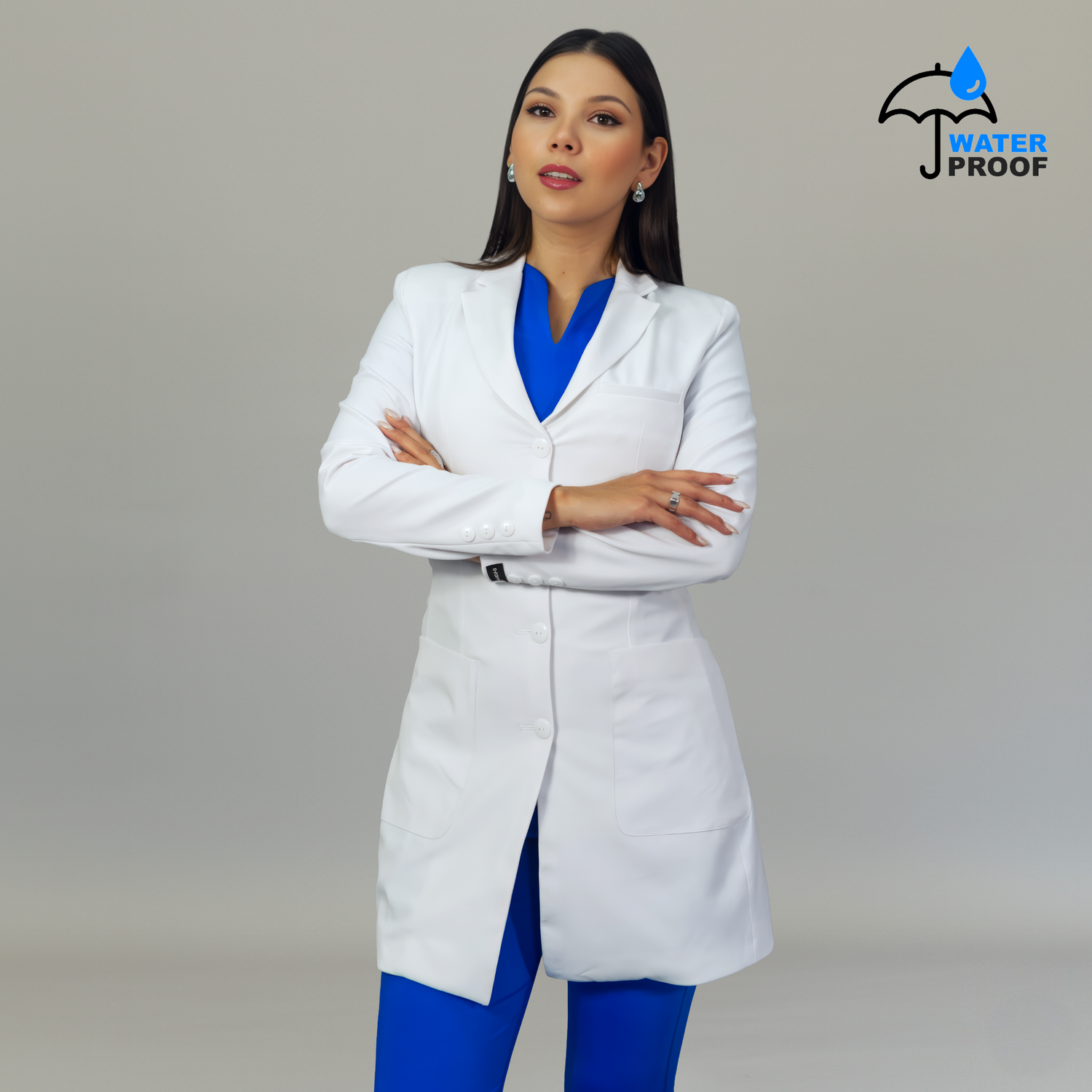 Bata médica blanca para mujer disponible en tallas XXS a XL