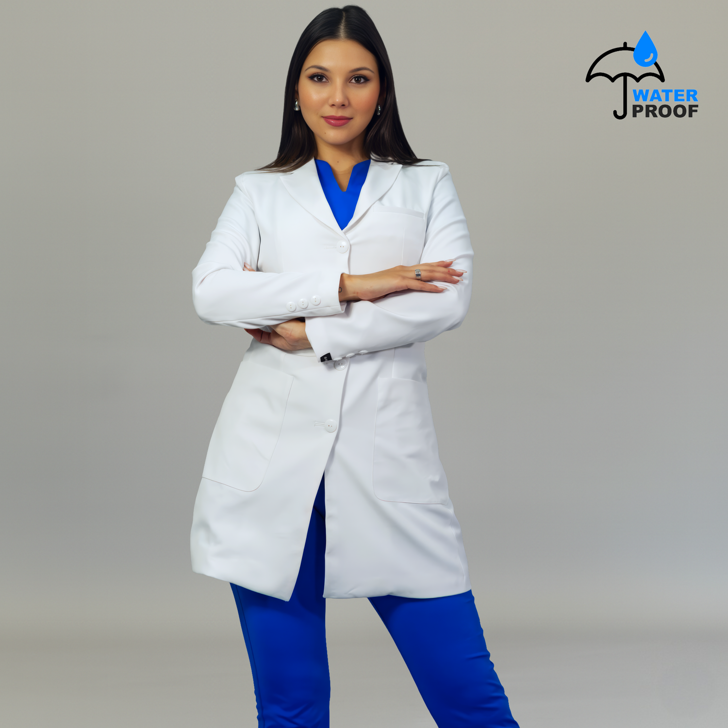 Modelo usando bata médica blanca stretch para profesionales de salud