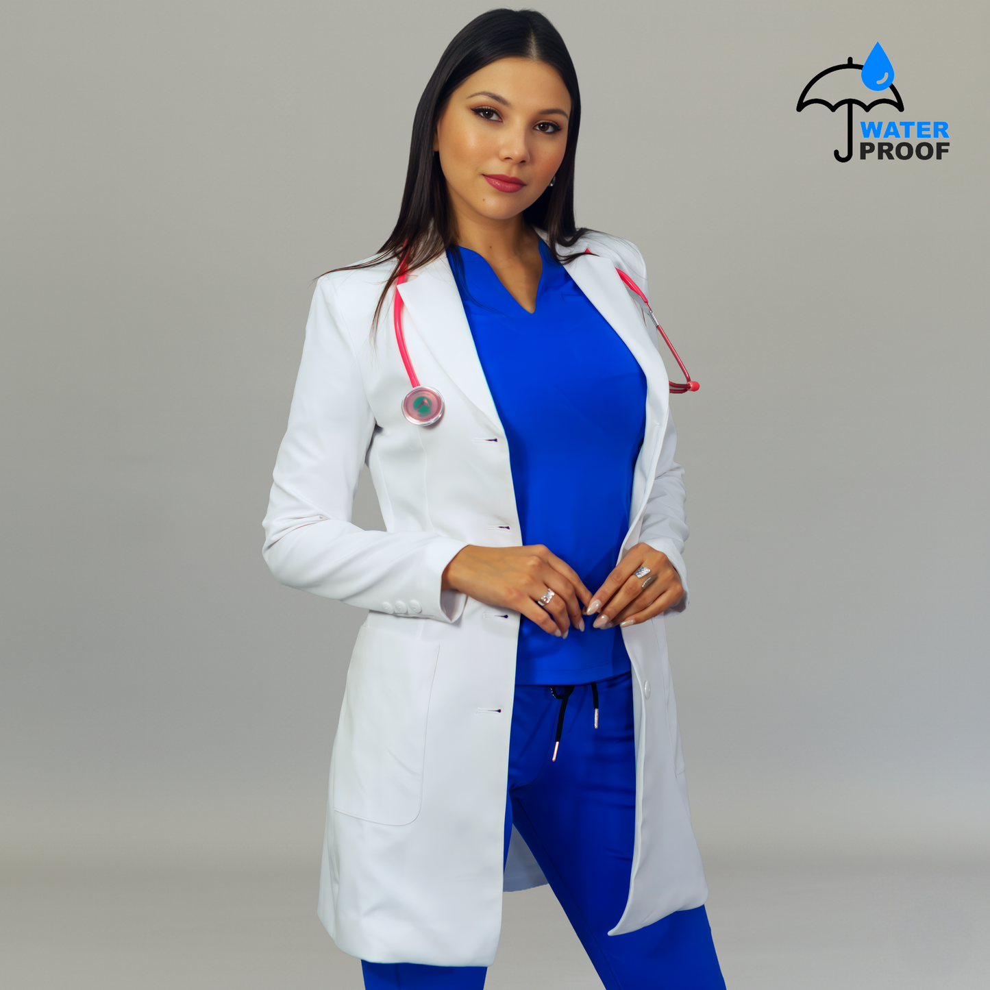 Bata médica blanca para mujer con bolsillos frontales funcionales