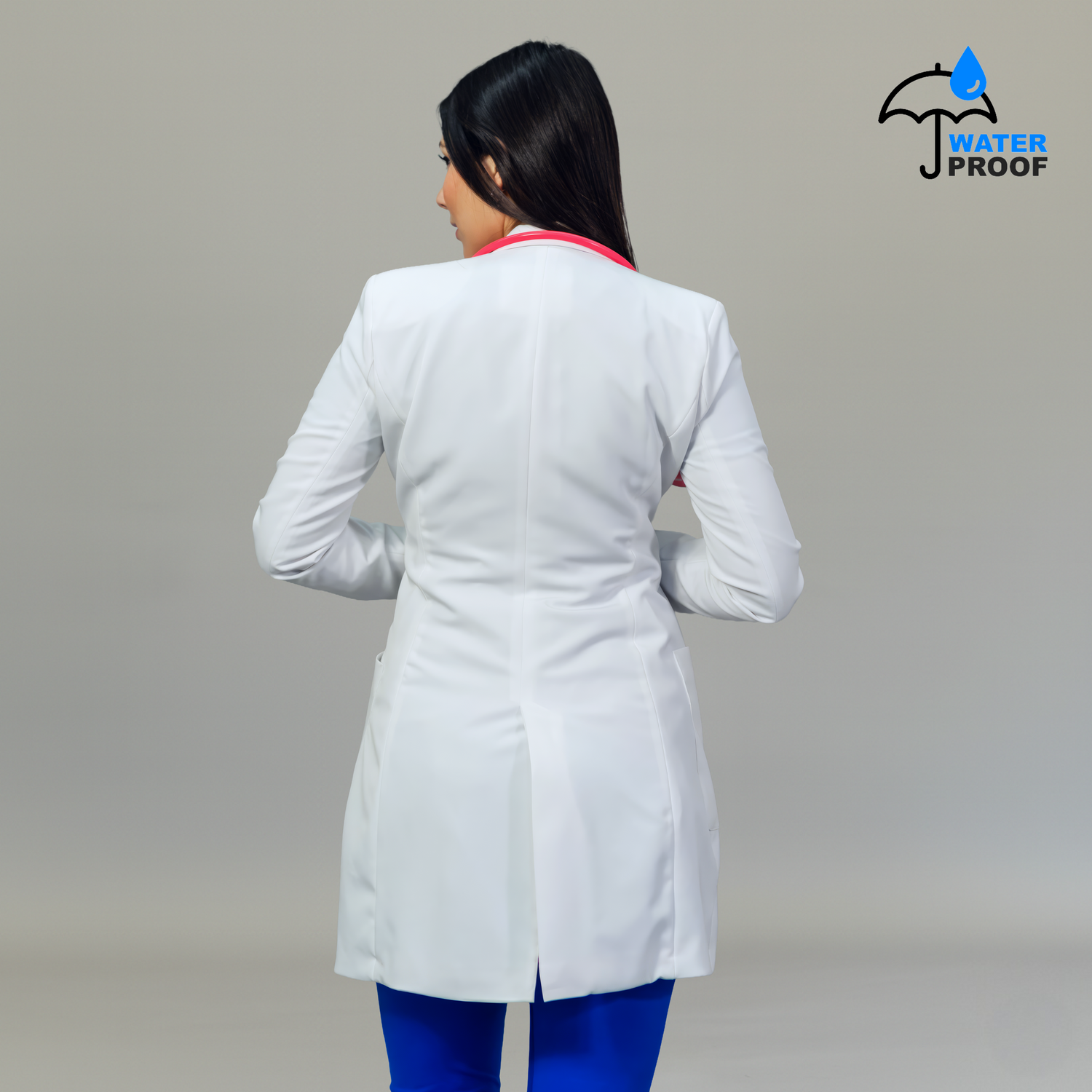 Detalle de tela antifluido en bata médica blanca de dama