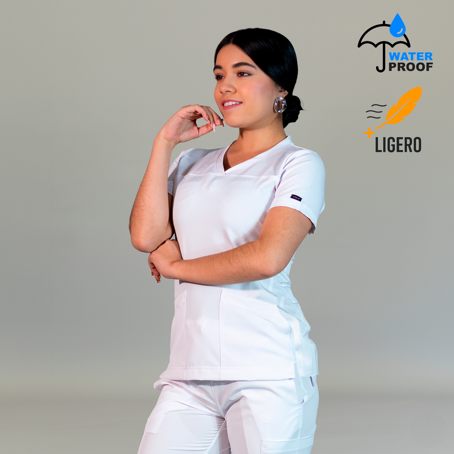 Filipina médica blanca FW 515 para mujer en vista tres cuartos, corte ajustado y tela ligera antifluido
