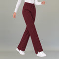 Vista lateral del pantalón quirúrgico vino 502 de pierna amplia para mujer.