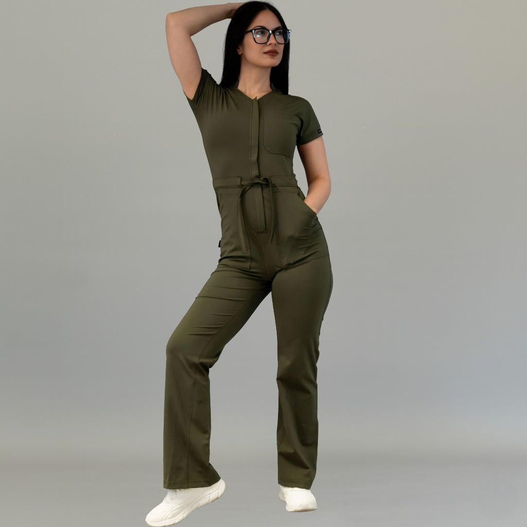 Vista frontal de cuerpo completo del jumpsuit Super Stretch Verde Olivo