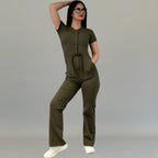 Vista frontal de cuerpo completo del jumpsuit Super Stretch Verde Olivo