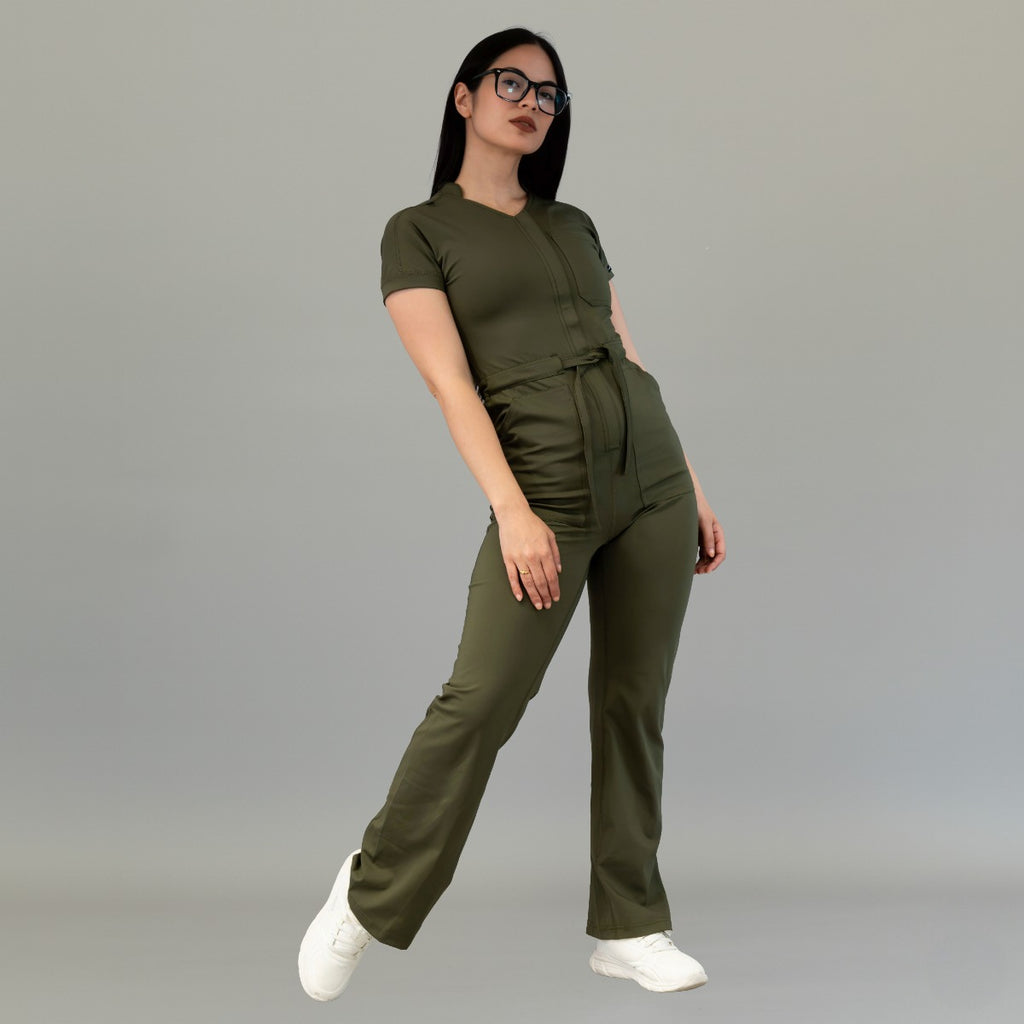 Modelo de pie con jumpsuit médico mujer 945 Verde Olivo corte slim fit
