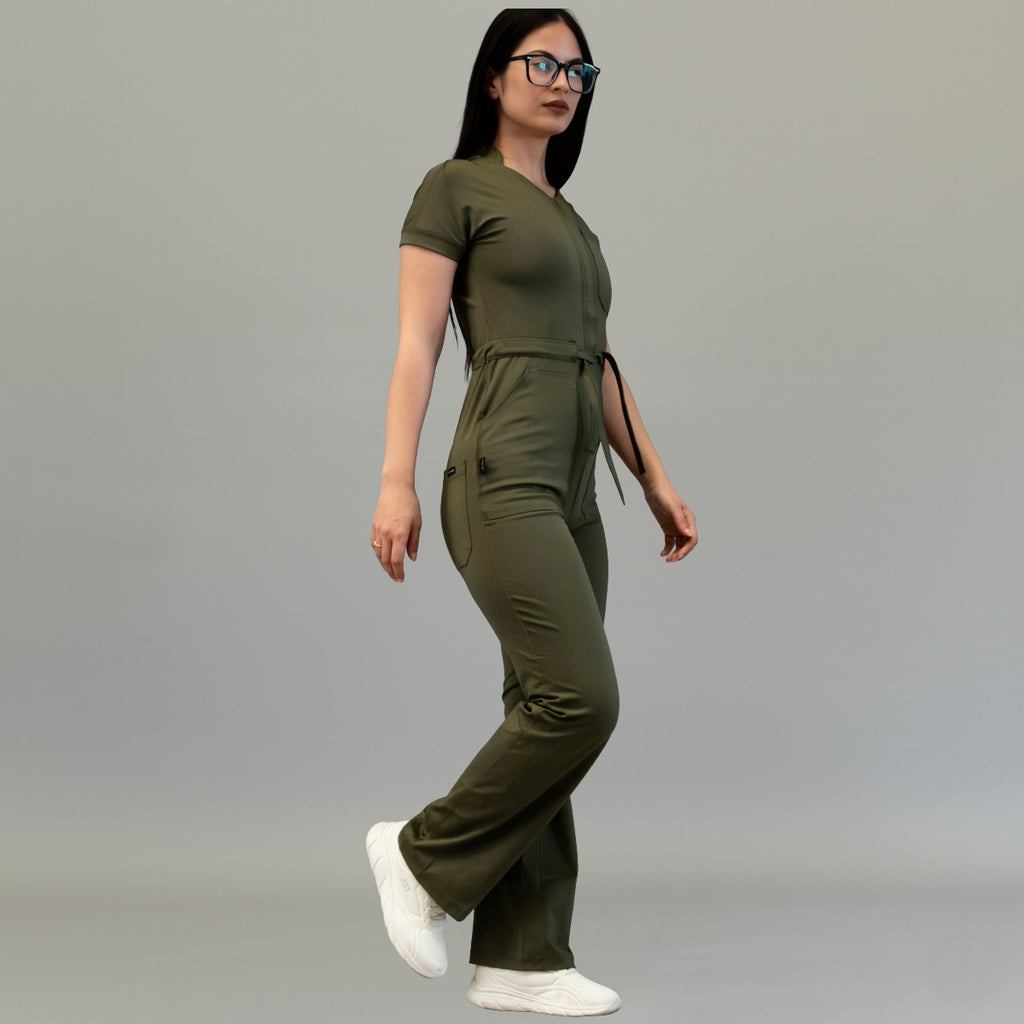 Vista lateral en movimiento del jumpsuit médico mujer 945 Verde Olivo