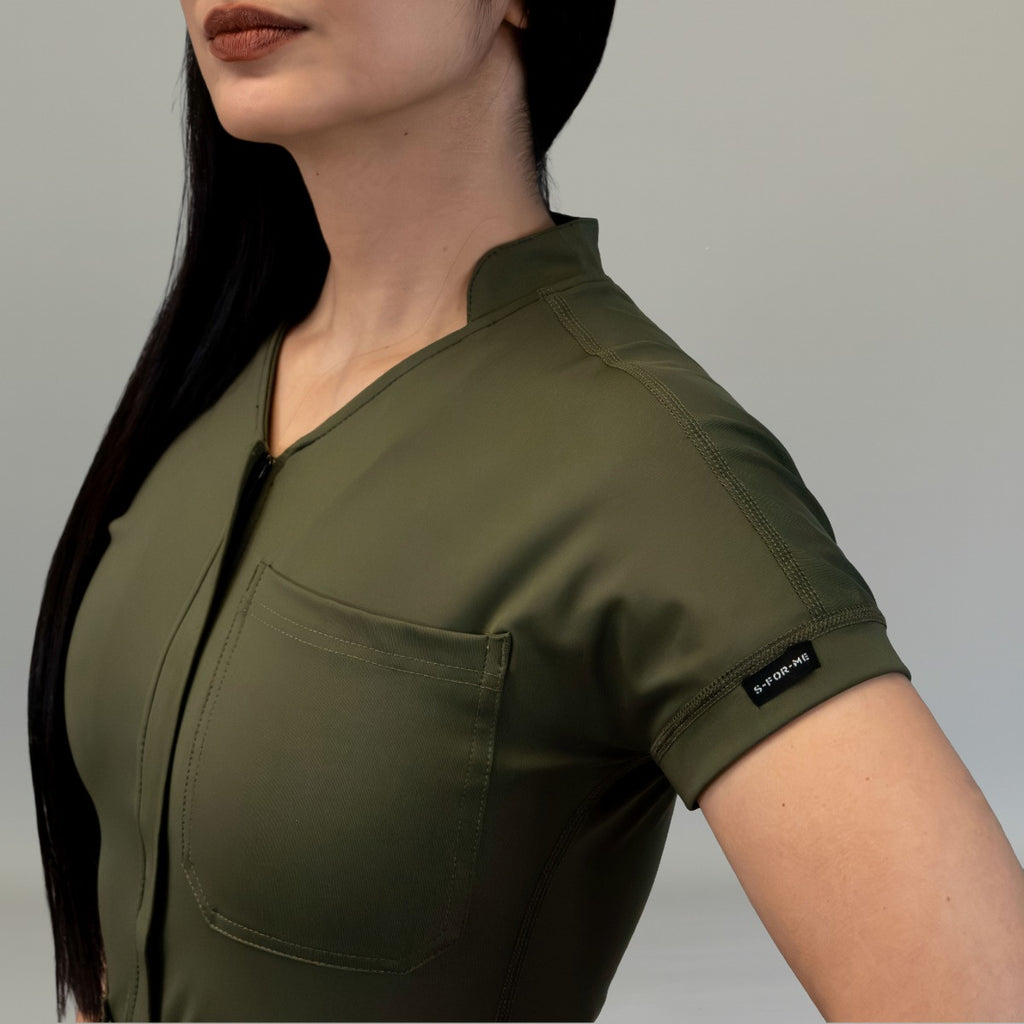 Detalle de cuello, cierre y manga del jumpsuit quirúrgico 945 Verde Olivo