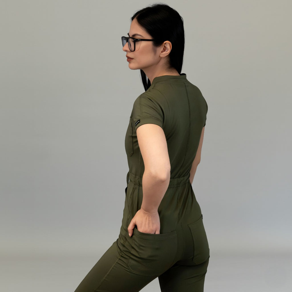 Detalle posterior y bolsillo del jumpsuit quirúrgico mujer 945 Verde Olivo