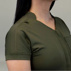 Detalle lateral de cuello y manga corta del jumpsuit 945 Verde Olivo