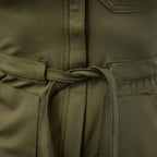 Detalle de cierre y ajuste de cintura del jumpsuit 945 Verde Olivo