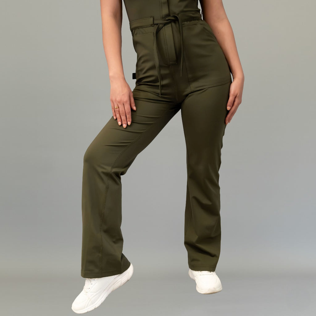 Detalle frontal del pantalón del jumpsuit quirúrgico 945 Verde Olivo