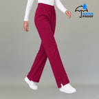 Vista en movimiento del pantalón 502 quirúrgico mujer color bugambilia.