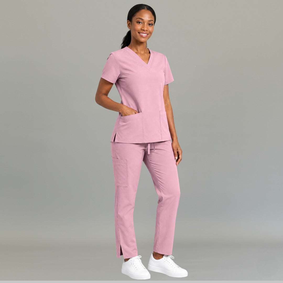 Modelo vistiendo el conjunto completo con pantalón palo de rosa claro 502 quirúrgico para mujer.
