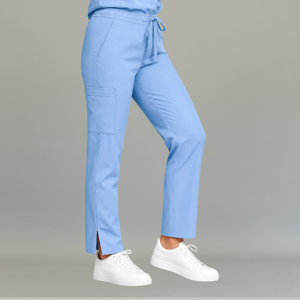 Perfil del pantalón quirúrgico azul cielo 502 para mujer, mostrando su pierna amplia.