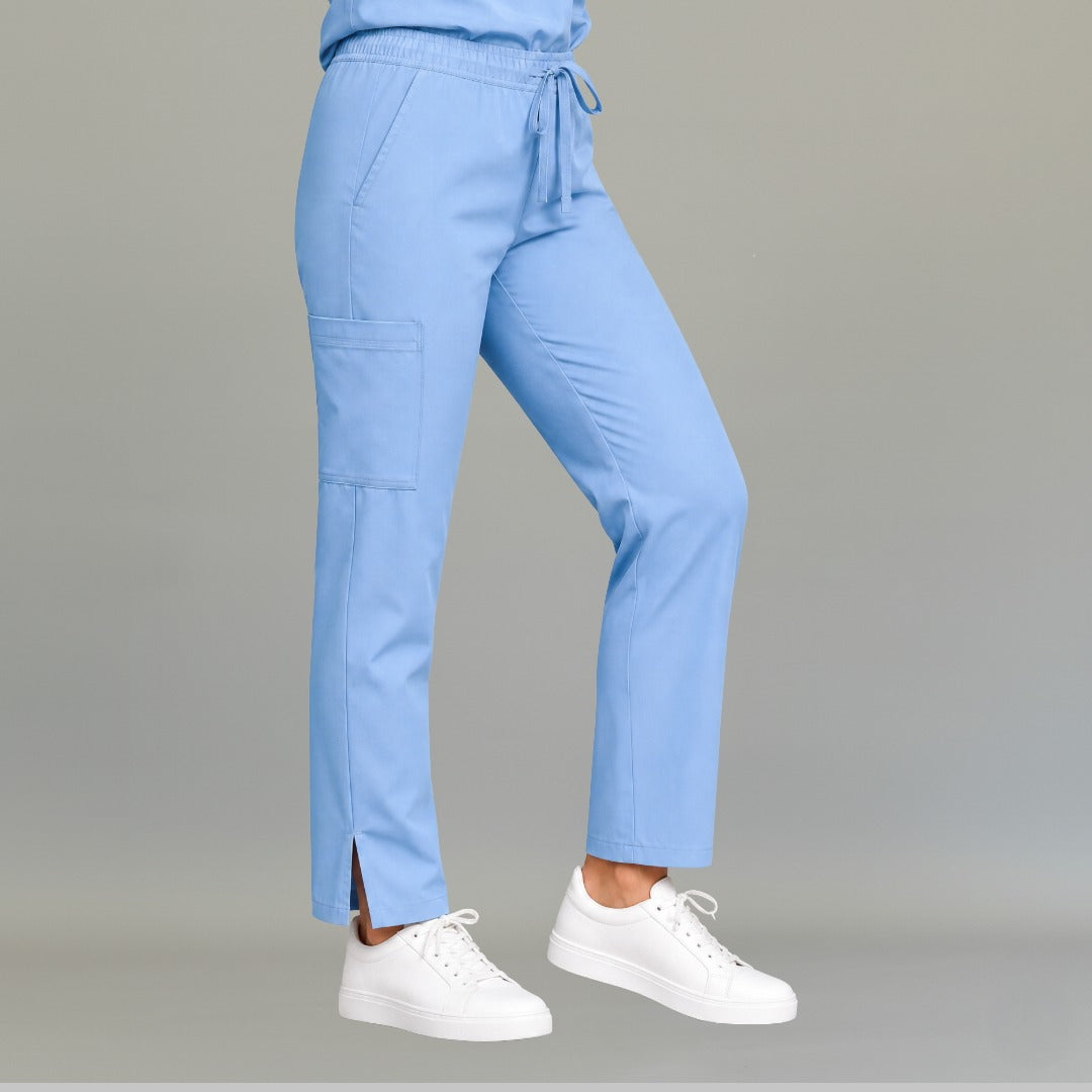 Perfil del pantalón quirúrgico azul cielo 502 para mujer, mostrando su pierna amplia.