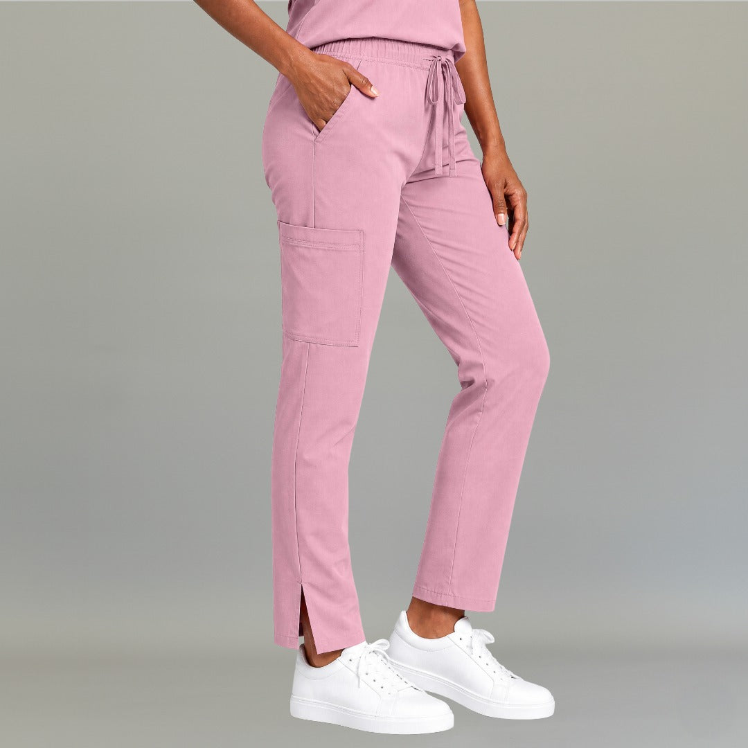 Vista lateral del pantalón médico palo de rosa claro 502 para mujer mostrando el ajuste en pierna.
