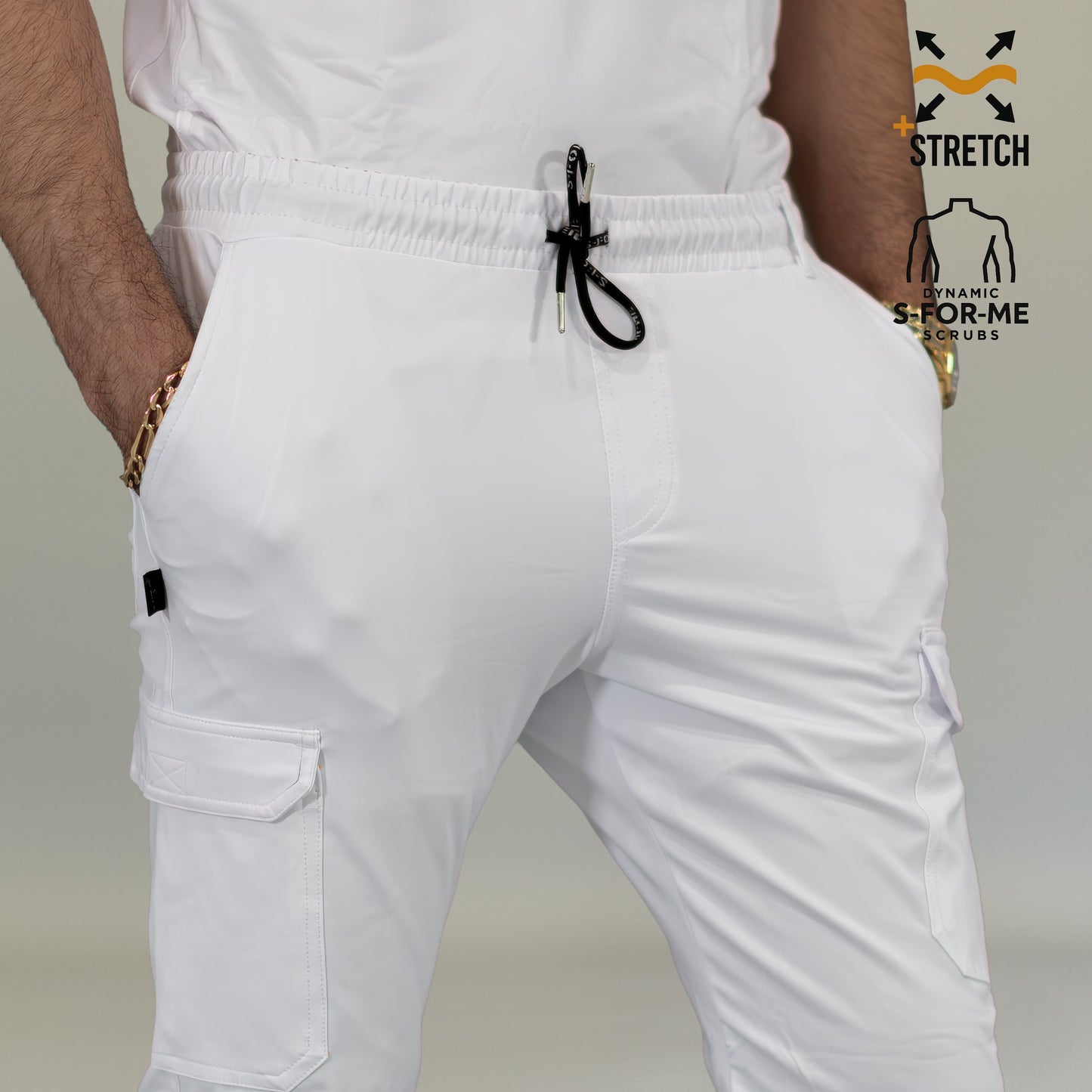 Vista posterior del jogger quirúrgico blanco hombre con cintura elástica