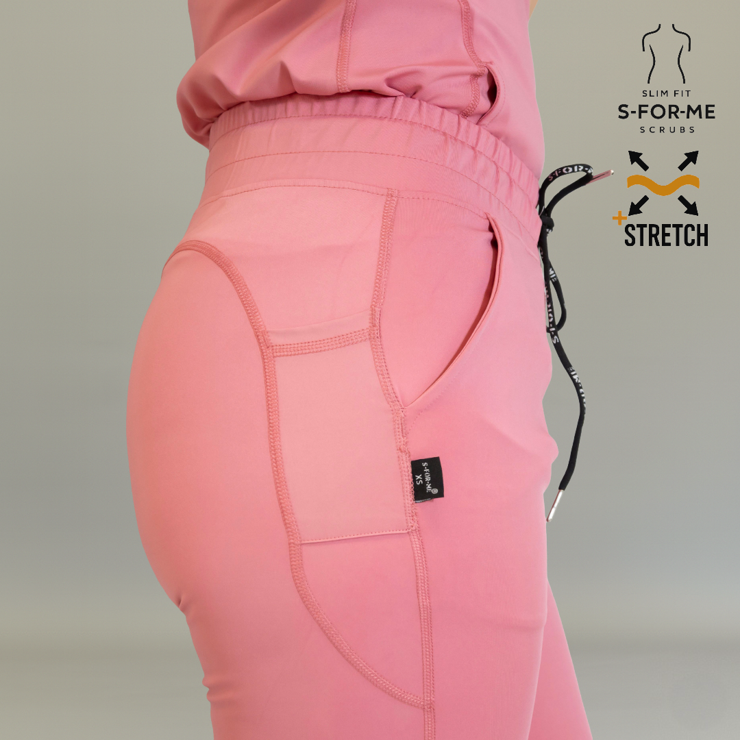 Detalle lateral de pantalón quirúrgico Super Stretch palo de rosa para mujer