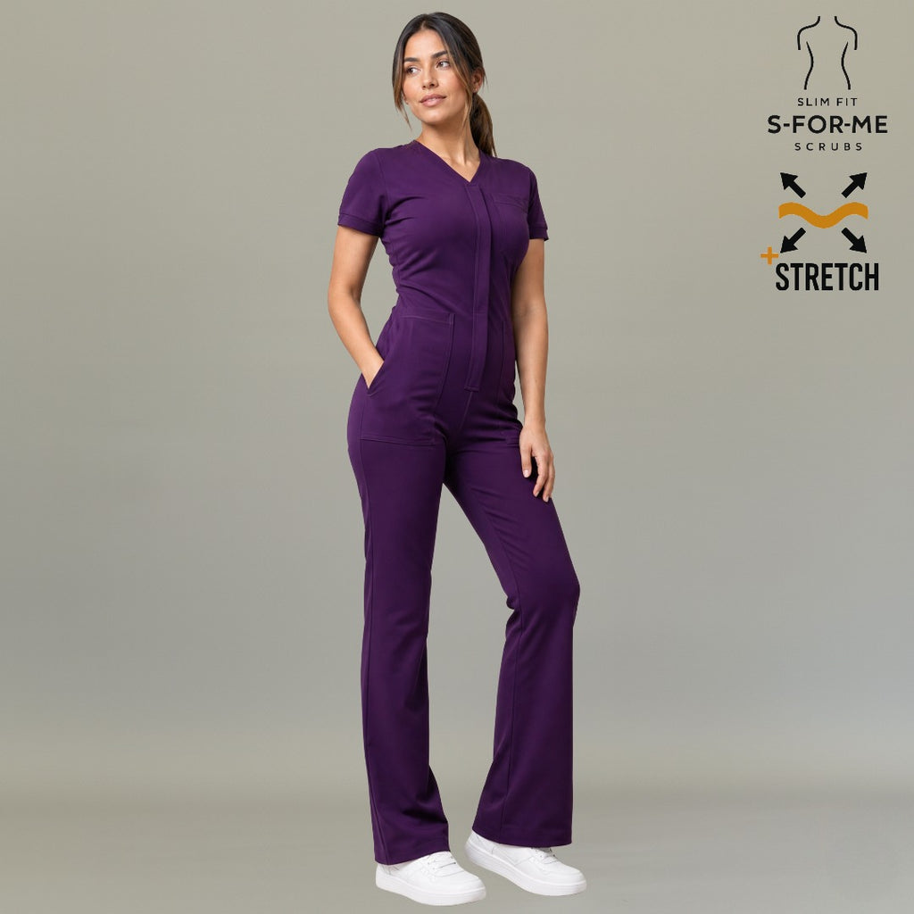 Detalle de jumpsuit quirúrgico para mujer color uva Super Stretch Sandel Medica