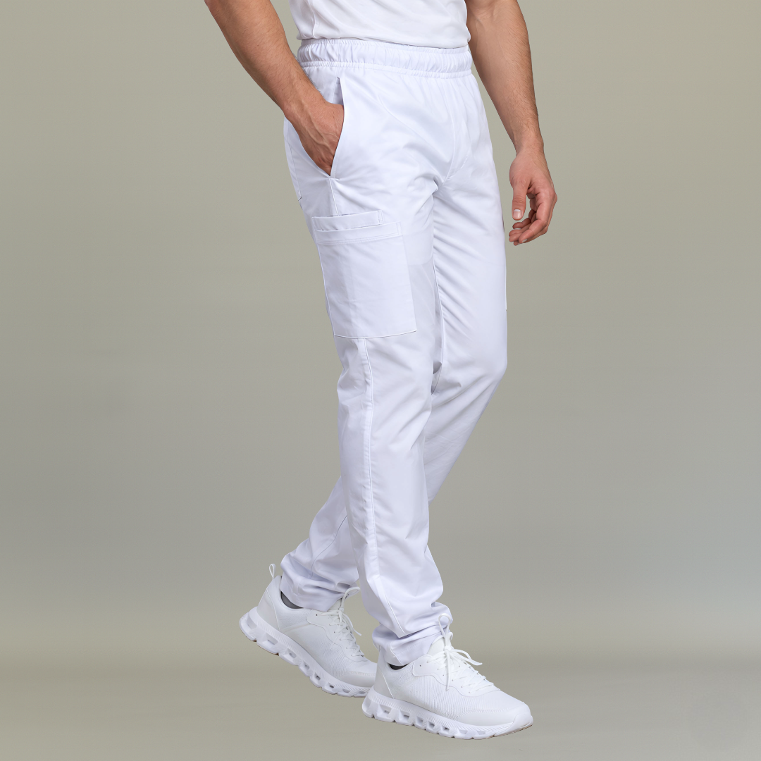 Pantalón clínico Alviero blanco para hombre, detalle de cintura elástica y bolsillos laterales tipo cargo.
