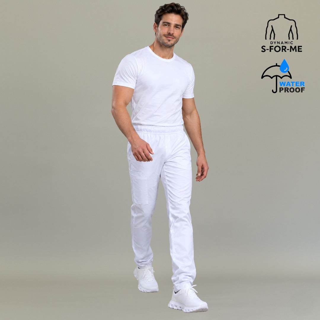 Modelo caminando con pantalón clínico Alviero blanco para hombre; gráficos Dynamic S-FOR-ME y Water Proof.

