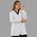 bata medica blanca pure white dama antifluido vista posterior Sandel Medica