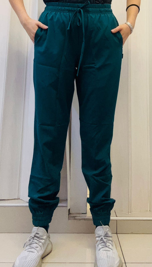 Jogger Quirúrgico 2 Bolsas Verde Botella Mujer F.W, Scrubs 600 (Medical Uniforms)