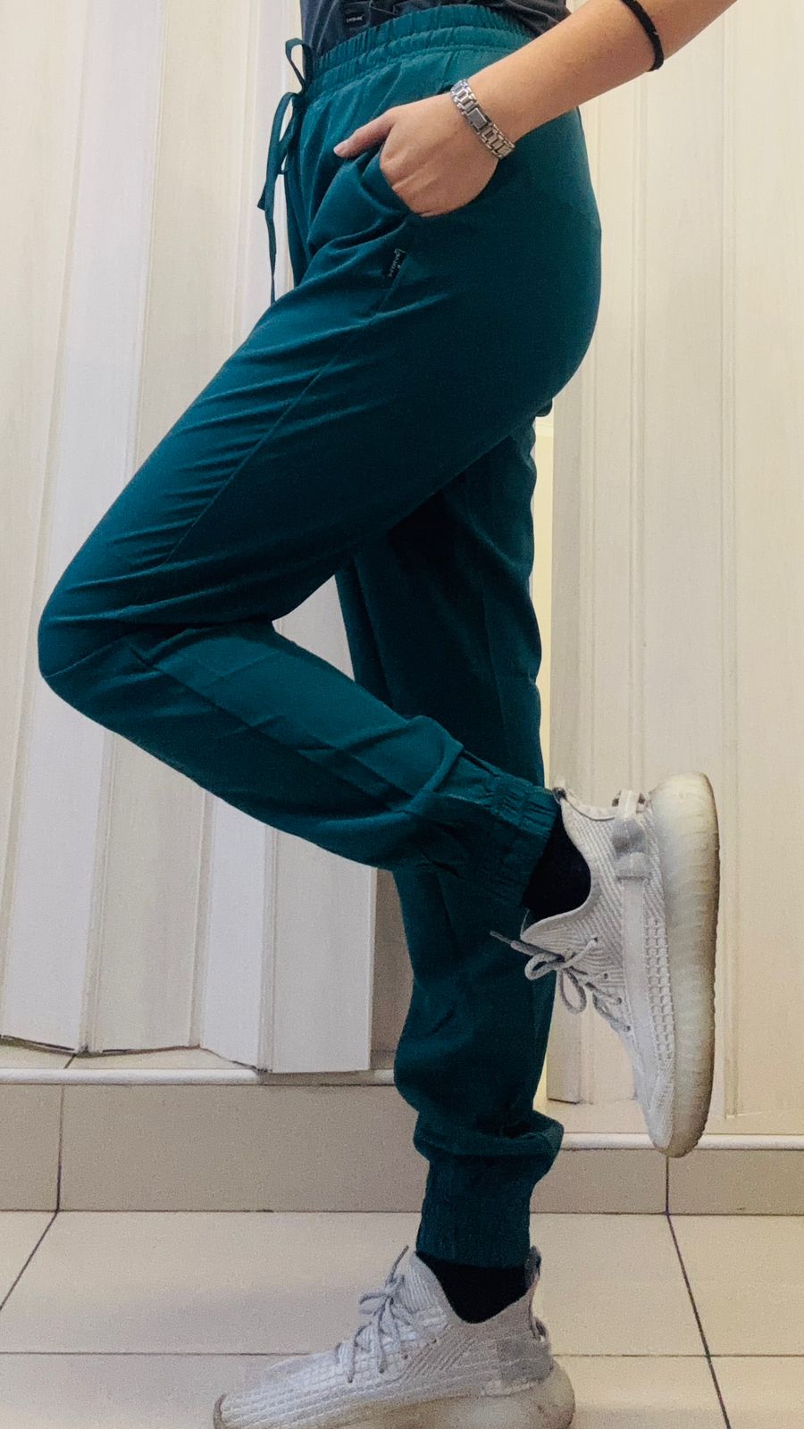 Jogger Quirúrgico 2 Bolsa Verde Botella Mujer F.W, Scrubs 600 (Medical Uniforms)