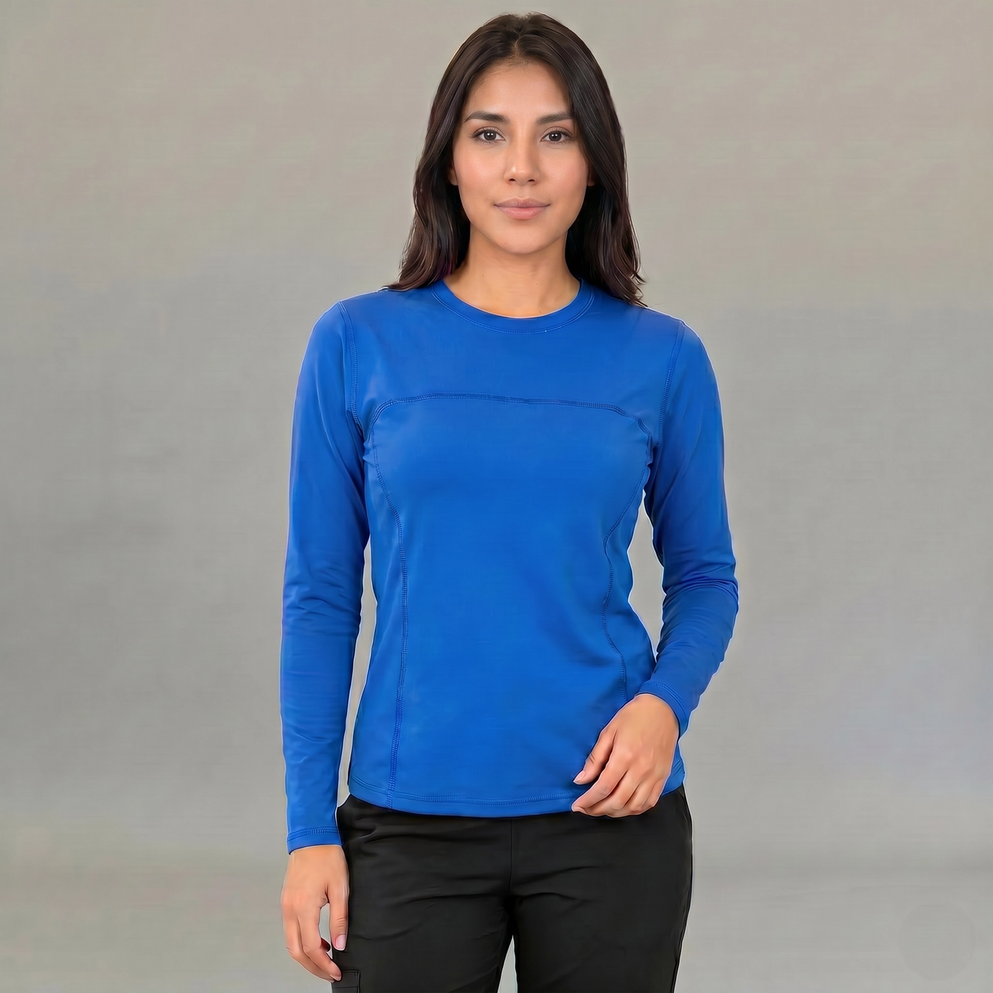 Blusa under scrubs azul rey para mujer de manga larga Super Stretch con pantalón negro